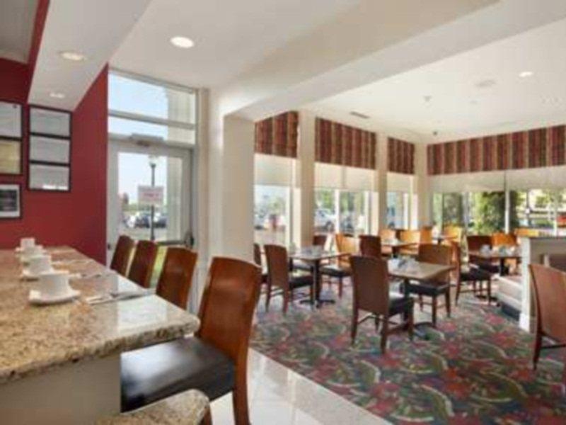 Hilton Garden Inn West Edmonton Ngoại thất bức ảnh
