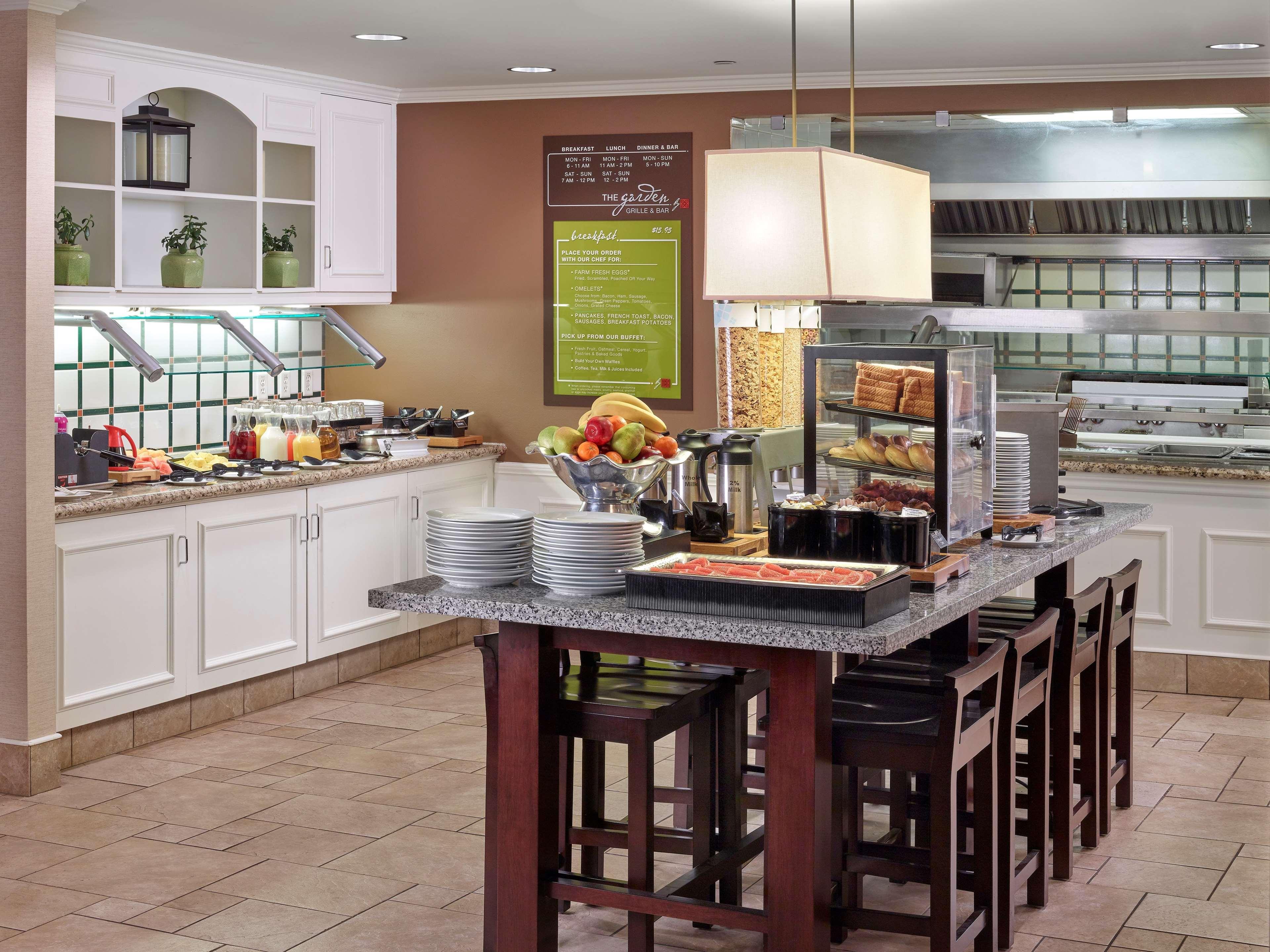 Hilton Garden Inn West Edmonton Ngoại thất bức ảnh