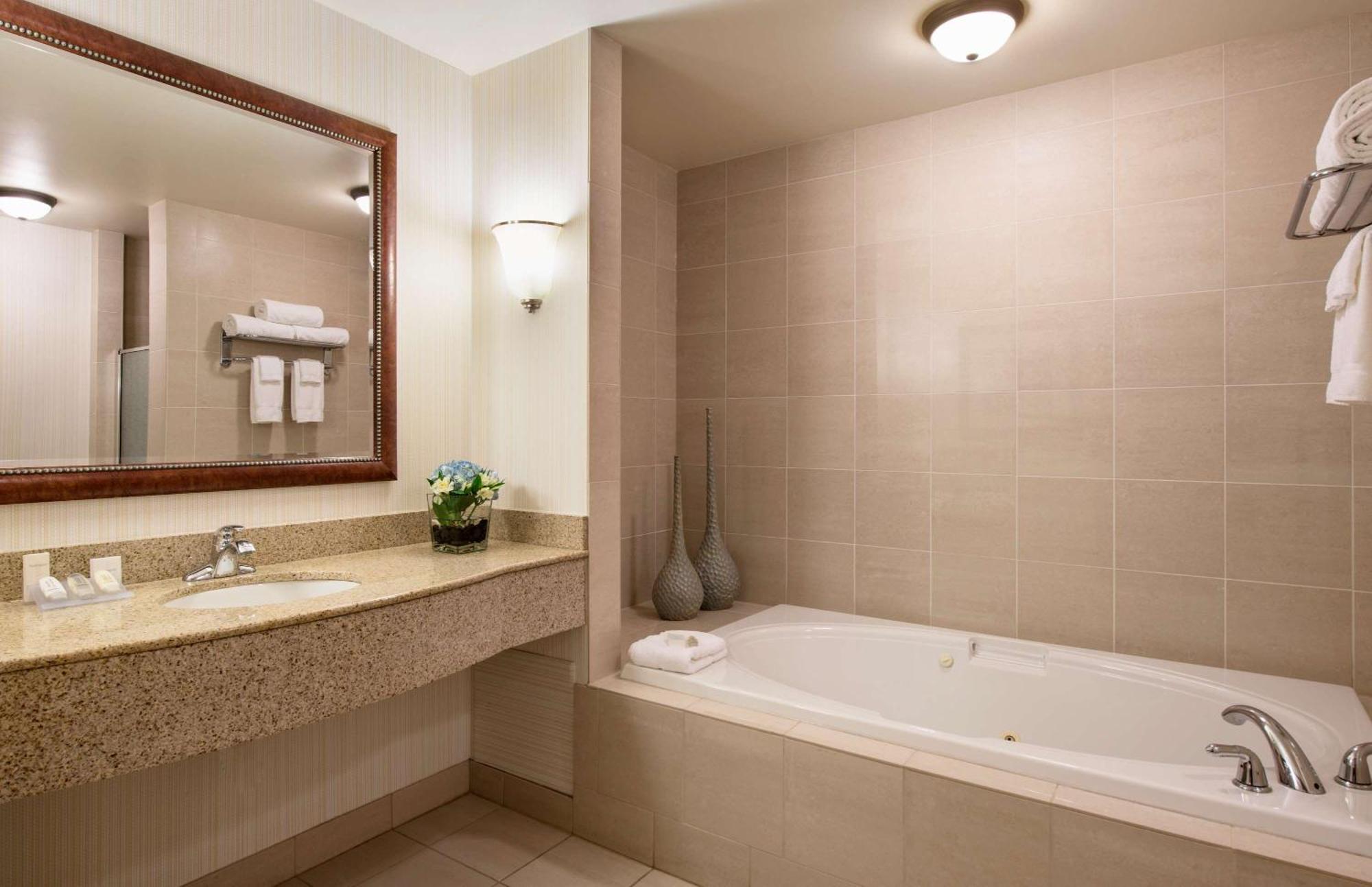 Hilton Garden Inn West Edmonton Ngoại thất bức ảnh